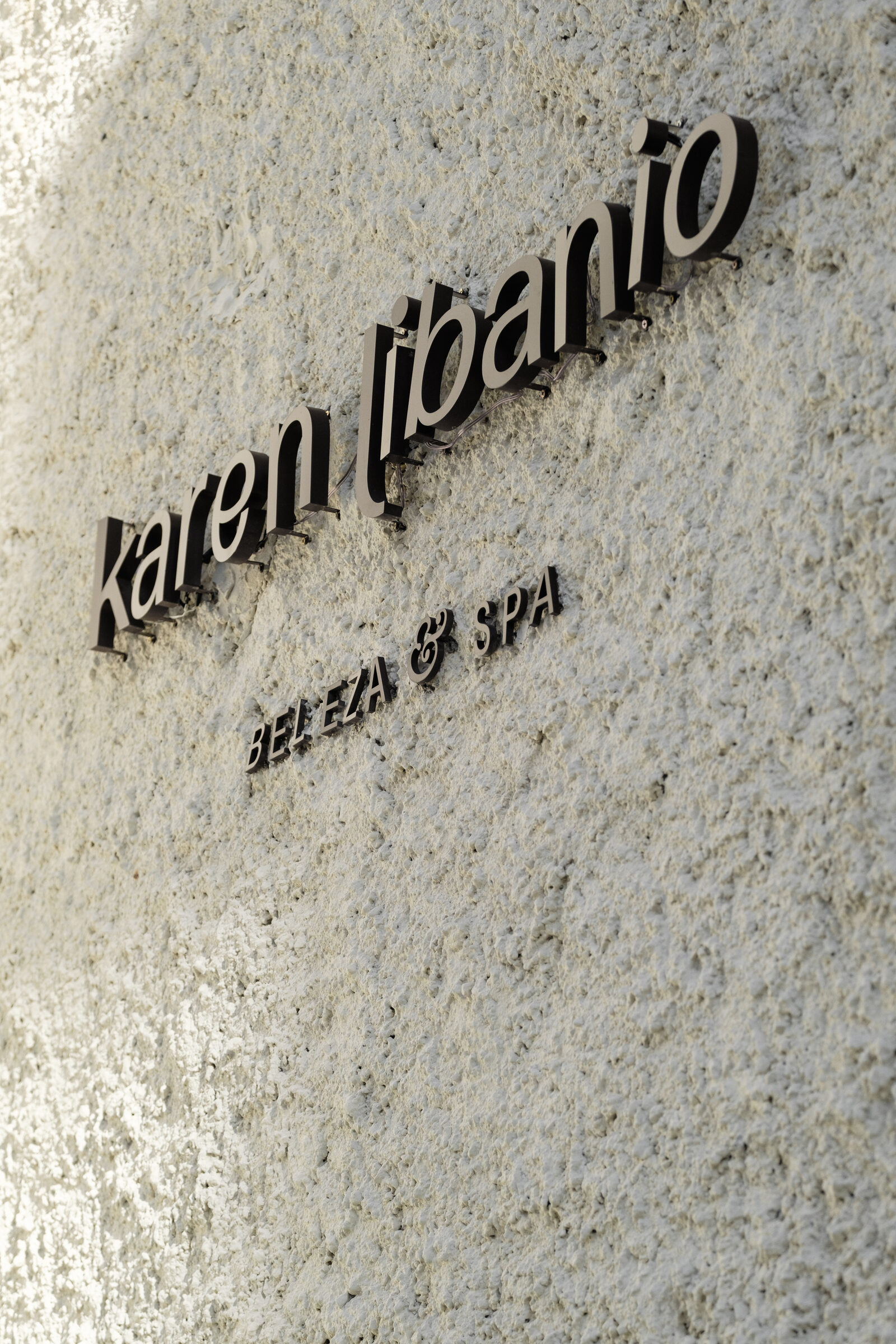 Letreiro Karen Libanio na fachada da clínica