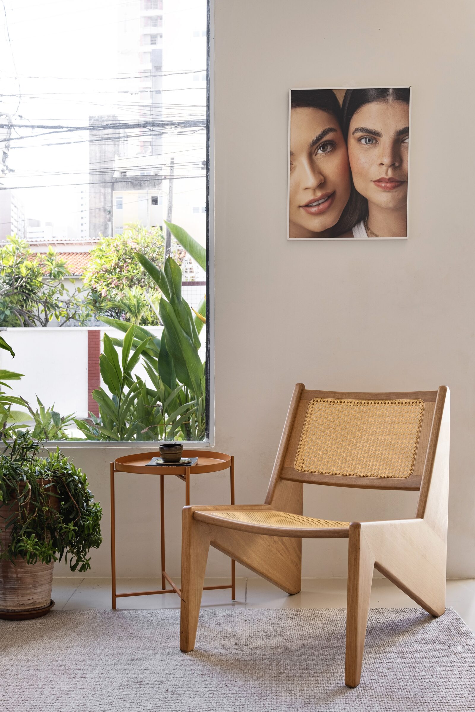 Sala de atendimento com luz natural e plantas
