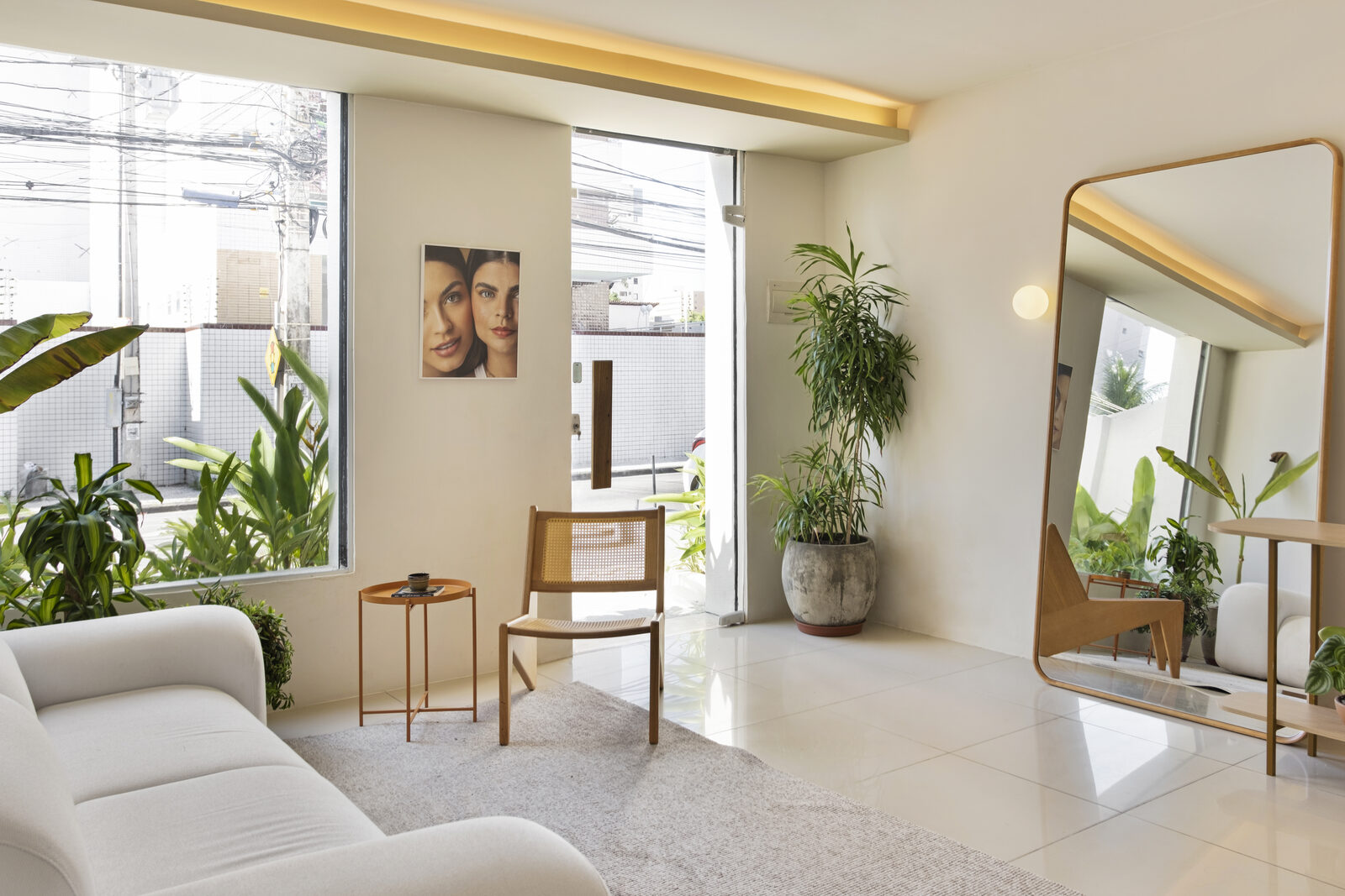 Sala de espera da clínica Karen Libanio Beleza & Spa, com plantas e luz natural