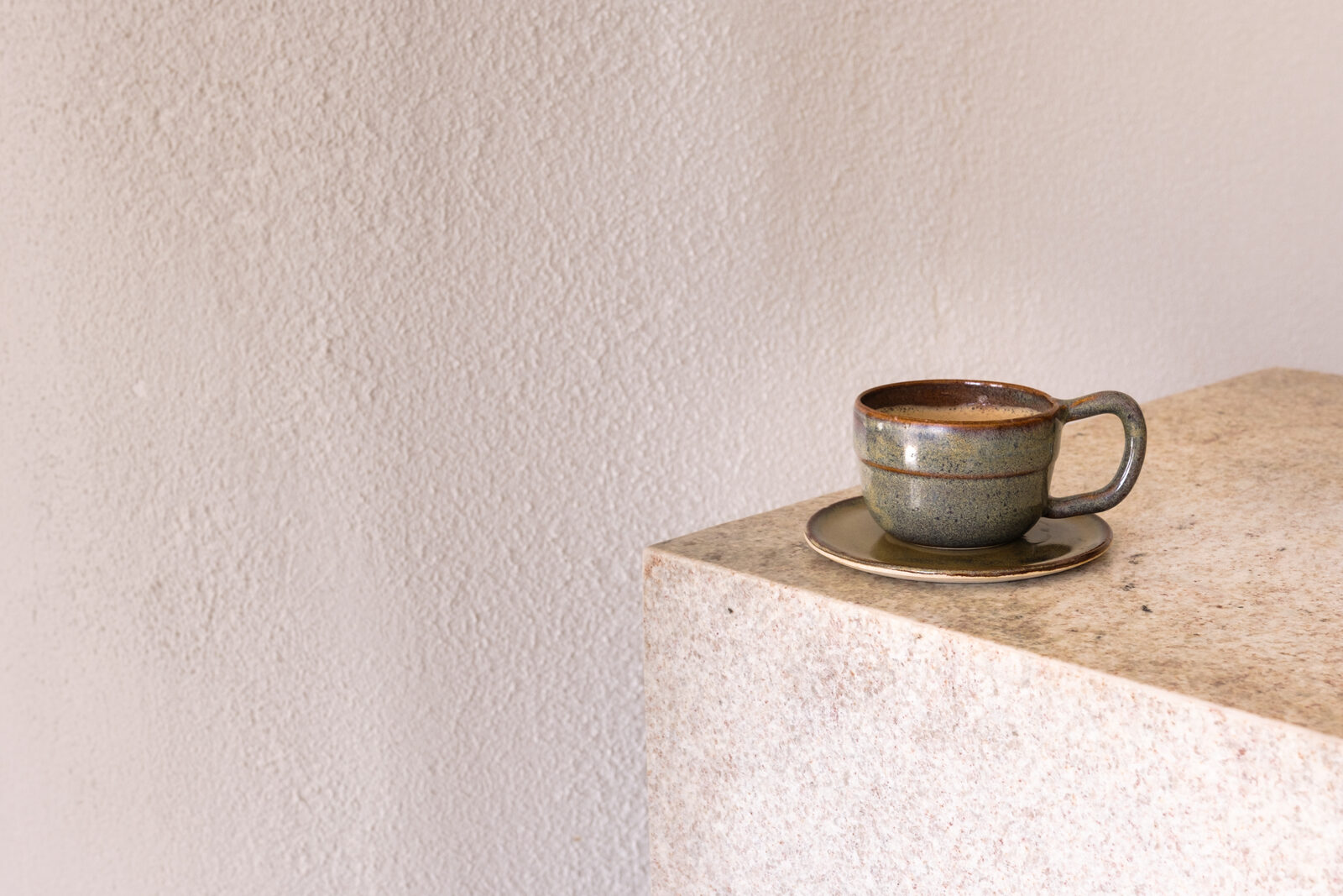 Xícara de café sobre bancada de cimento queimado